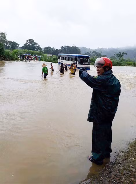 47 cháu học sinh cùng tài sản đã được đưa vào bờ an toàn. 47 cháu học sinh cùng tài sản đã được đưa vào bờ an toàn.