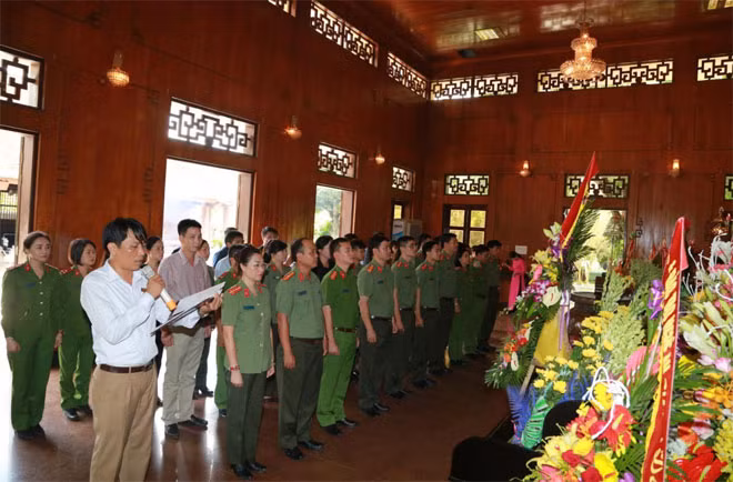 Đoàn Công đoàn Tổng cục Cục Chính trị Công an nhân dân dâng hoa, dâng hương tưởng nhớ Chủ tịch Hồ Chí Minh tại Khu nhà tưởng niệm Bác Hồ.