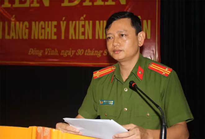 Đồng chí Trung tá Dương Hồng Sơn - Trưởng Công an phường Đông Vĩnh báo cáo kết quả công tác.