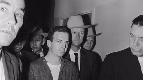 Lee Harvey Oswald từng sống ở Liên Xô và lấy vợ là một phụ nữ Nga ở thành phố Minsk.
