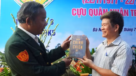 Nhà biên kịch Đoàn Tuấn tặng sách "Mùa chinh chiến ấy" cho đồng đội. Nhà biên kịch Đoàn Tuấn tặng sách "Mùa chinh chiến ấy" cho đồng đội.