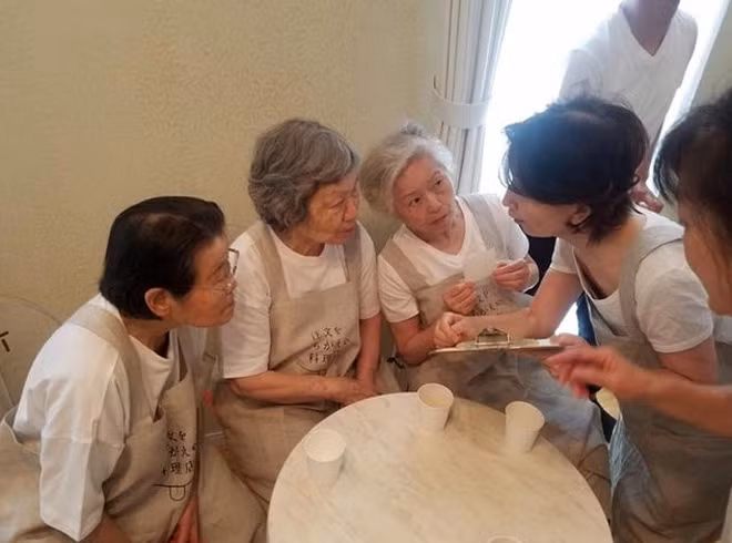 Khách trò chuyện với nhân viên.