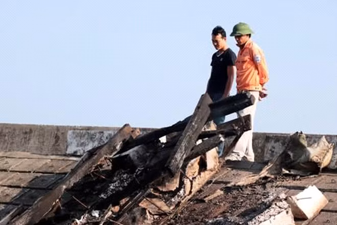 Bè và lưới của người dân bị đốt.