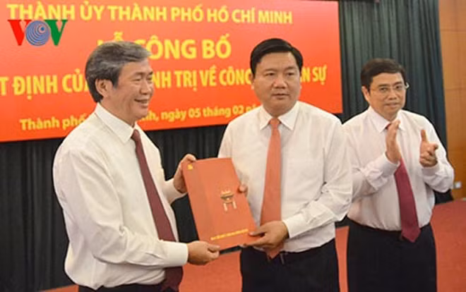 Chiều 5-2-2016, tại TP Hồ Chí Minh, Thành ủy TP HCM đã tổ chức lễ công bố quyết định của Bộ Chính trị về công tác nhân sự. Theo đó, ông Đinh La Thăng tham gia Ban Chấp hành Đảng bộ TPHCM nhiệm kỳ 2015-2020 và giữ chức Bí thư Thành ủy Thành phố Hồ Chí Minh. Phát biểu nhậm chức, ông Đinh La Thăng nói, kể từ giờ phút này, toàn bộ tâm trí của ông dành cho TP HCM.