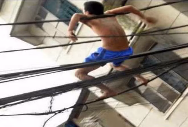 Một đối tượng "ngáo đá" không làm chủ được bản thân trèo lên đường dây điện hạ thế. Ảnh: CTV.