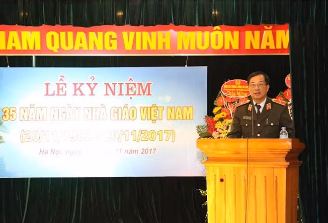 Thiếu tướng Đỗ Ngọc Cẩn, Phó Tổng cục trưởng Tổng cục Chính trị CAND phát biểu tại buổi lễ. Thiếu tướng Đỗ Ngọc Cẩn, Phó Tổng cục trưởng Tổng cục Chính trị CAND phát biểu tại buổi lễ.