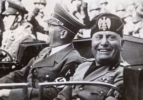 Hitler (trái) và Mussolini.