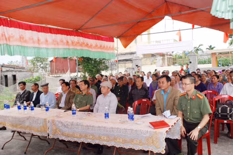 Đại diện Đảng ủy, UBND xã Xuân Châu và nhân dân xóm 4 tham dự buổi lễ.