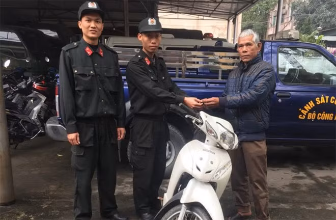 Đại diện Đại Đội Cảnh sát cơ động, Phòng cảnh sát cơ động Công an Nghệ An tiến hành trao trả chiếc xe cho ông Phùng Minh Tú.