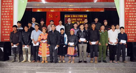 Báo CAND, Công ty Phượng Hoàng trao quà Tết cho bà con nhân dân tại huyện Quang Bình, Hà Giang.