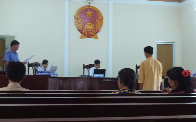 Bị cáo Huynh (áo vàng) trước vành móng ngựa. Bị cáo Huynh (áo vàng) trước vành móng ngựa.