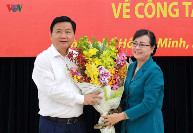 Ngày 10-5-2017, ông Đinh La Thăng, Ủy viên Trung ương Đảng, Bí thư Thành ủy TP HCM nhiệm kỳ 2015- 2020 nhận quyết định thôi giữ chức Bí thư Thành ủy, được điều chuyển về làm Phó Trưởng Ban kinh tế Trung ương. Ông Đinh La Thăng cho biết, chỉ 15 tháng công tác tại thành phố này nhưng ông đã cảm nhận được tình cảm của mọi người và xem đây là tài sản vô giá. Ông mong thành phố coi ông là người con của thành phố. (Ảnh: Bà Nguyễn Thị Quyết Tâm - Phó Bí thư Thành ủy, Chủ tịch HĐND TP trao hoa cho ông Đinh La Thăng).