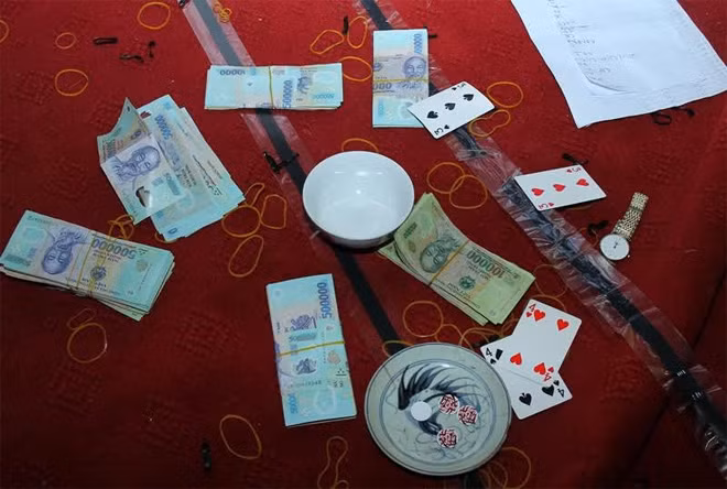 Các vật chứng của vụ án.