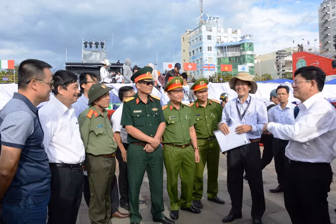 Công an TP Đà Nẵng và Bộ đội Biên phòng báo cáo với lãnh đạo TP Đà Nẵng về công tác đảm bảo ANTT cho DIFF 2017.