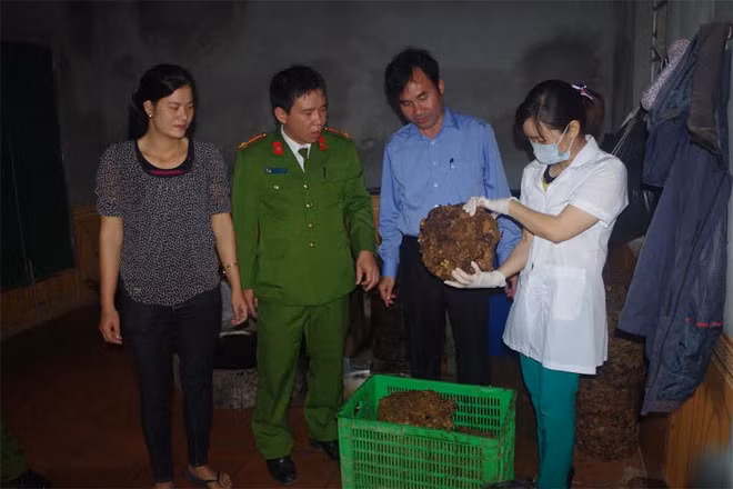 Lực lượng chức năng kiểm tra tang vật mỡ lợn bẩn.