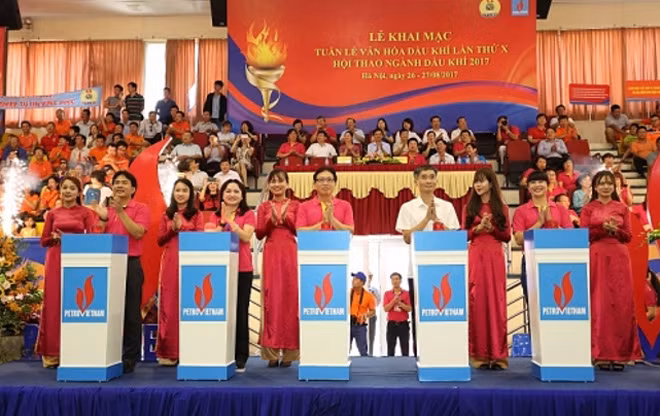 Các đại biểu ấn nút khai mạc Tuần lễ Văn hóa Dầu khí và Hội thao.