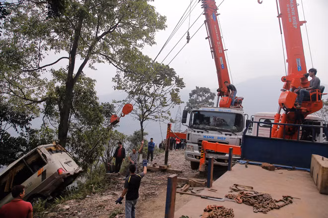 Lực lượng cứu hộ kéo xe gặp nạn khỏi hiện trường ngày 4-3.