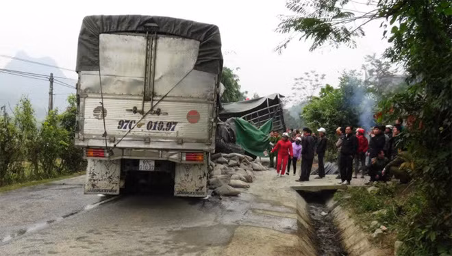 Vụ tai nạn xảy ra tại đoạn đường thẳng, không bị che khuất tầm nhìn. Vụ tai nạn xảy ra tại đoạn đường thẳng, không bị che khuất tầm nhìn.