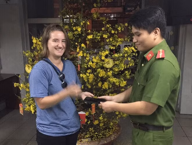 Một du khách vui mừng nhận lại tài sản.