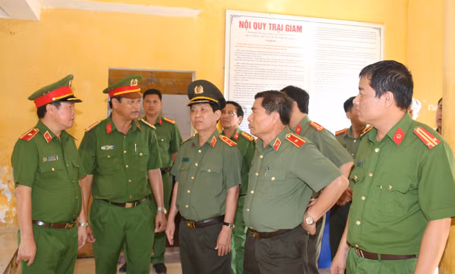 Thứ trưởng Nguyễn Văn Sơn, cùng đoàn công tác thăm Phân trại 2 (Trại giam Kênh 7).