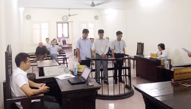 Ba bị cáo Trung, Đức và Minh tại phiên xử ngày 12-6.