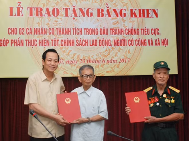 Bộ trưởng Bộ Lao động, thương binh và xã hội Đào Ngọc Dung trao Bằng khen và phần thưởng tặng 2 cụ ông chống tiêu cực.