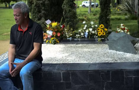 John Jairo Velasquez, biệt danh "Popeye" - hạ thủ thân tín của Pablo Escobar, thăm mộ Pablo Escobar. John Jairo Velasquez, biệt danh "Popeye" - hạ thủ thân tín của Pablo Escobar, thăm mộ Pablo Escobar.