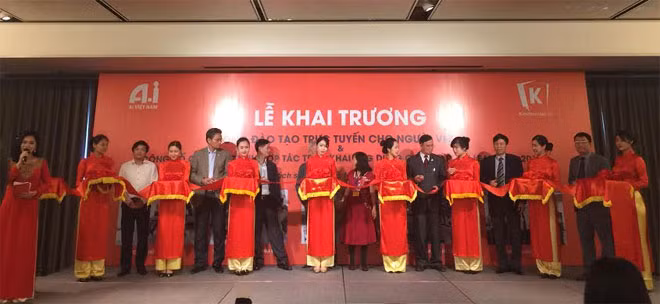 Các đại biểu cắt băng khai trương cổng đào tạo trực tuyến kienthucviet.vn tại Hà Nội ngày 22-2.