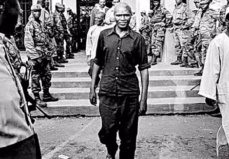 Ernest Quandie đi một mình ra đầu hàng chính phủ Ahmadou Ahidjo để cứu đồng đội.