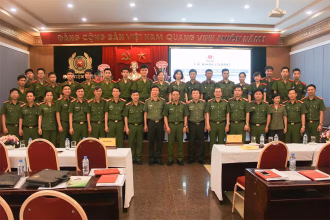 Các đại biểu và đại diện sinh viên Khoá I chụp ảnh lưu niệm.