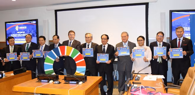 Phó Thủ tướng, Bộ trưởng Bộ Ngoại giao Phạm Bình Minh cùng Ngoại trưởng các nước ASEAN và Tổng thư ký ASEAN Lê Lương Minh dự lễ khởi động chương trình "Khảo sát các lĩnh vực phát triển ở các nước ASEAN". Ảnh: TTXVN.