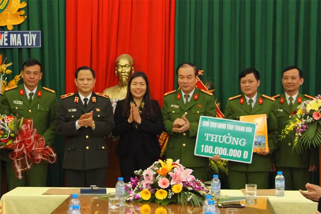 Đồng chí Lê Thị Thìn, Phó Chủ tịch UBND tỉnh Thanh Hóa trao thưởng cho ban chuyên án.