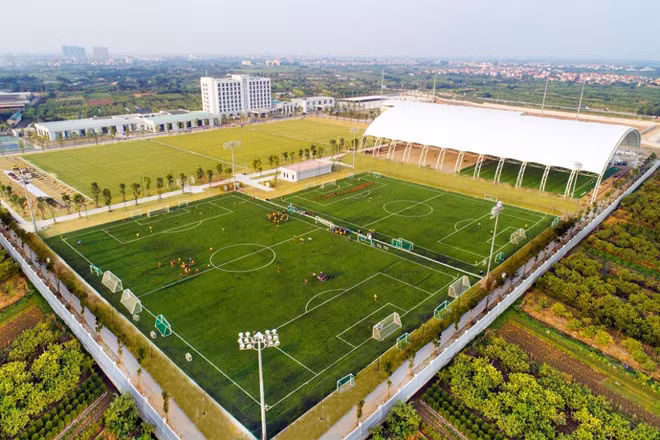 PVF Hưng Yên sở hữu hệ thống 1 sân thi đấu chính và 06 sân tập kích thước tiêu chuẩn 11v11 với mặt cỏ được chứng nhận FIFA Quality Pro.