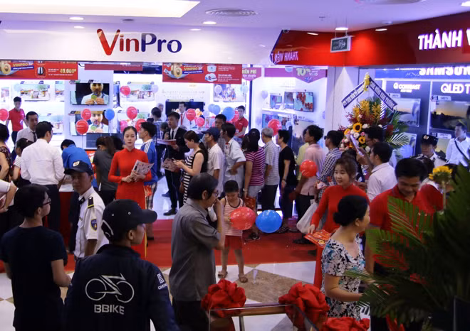 Đông đảo khách hàng tới mua sắm tại 5 TTTM Vincom mới khai trương ngày 29-4.