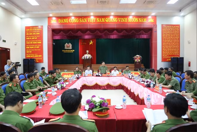 Toàn cảnh buổi làm việc.