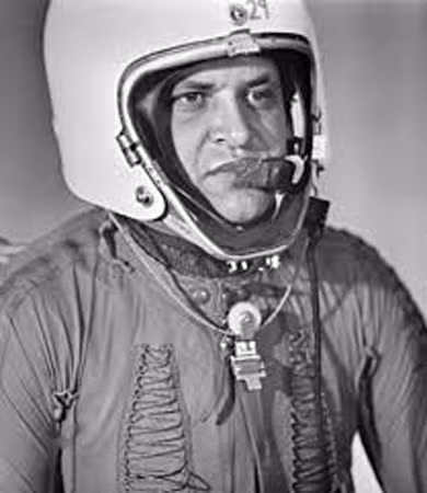 Phi công tình báo Francis Gary Powers của CIA nổi tiếng nhờ phi vụ U-2C bị bắn rơi năm 1960.