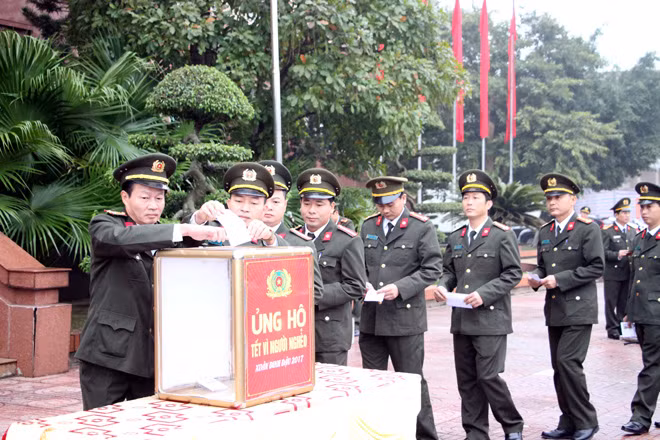 Công an tỉnh Nghệ An hưởng ứng đợt phát động ủng hộ “Tết vì người nghèo” xuân Đinh Dậu 2017. Công an tỉnh Nghệ An hưởng ứng đợt phát động ủng hộ “Tết vì người nghèo” xuân Đinh Dậu 2017.