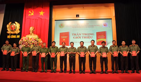 Thứ trưởng Nguyễn Văn Sơn trao tặng sách của đồng chí Bộ trưởng Tô Lâm và sách “Cẩm nang công tác xây dựng phong trào toàn dân bảo vệ an ninh Tổ quốc” cho đại diện Công an các địa phương (Hà Nội, 9-6-2016).
