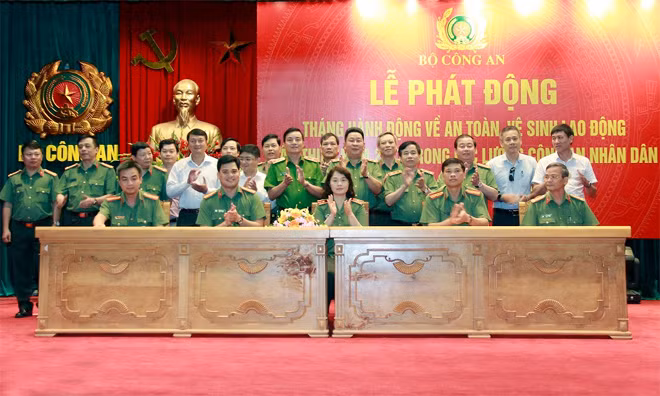 Các đơn vị ký Giao ước thi đua thực hiện Tháng an toàn, vệ sinh lao động. Các đơn vị ký Giao ước thi đua thực hiện Tháng an toàn, vệ sinh lao động.