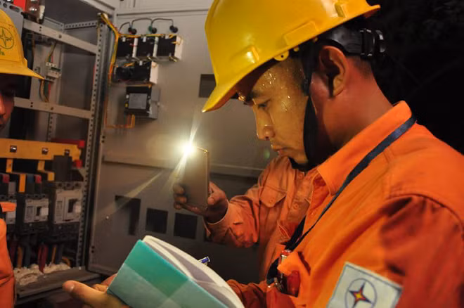 EVN cần tập trung chỉ đạo quyết liệt hơn nữa để khắc phục việc còn xảy ra sự cố điện vào những ngày nắng nóng.