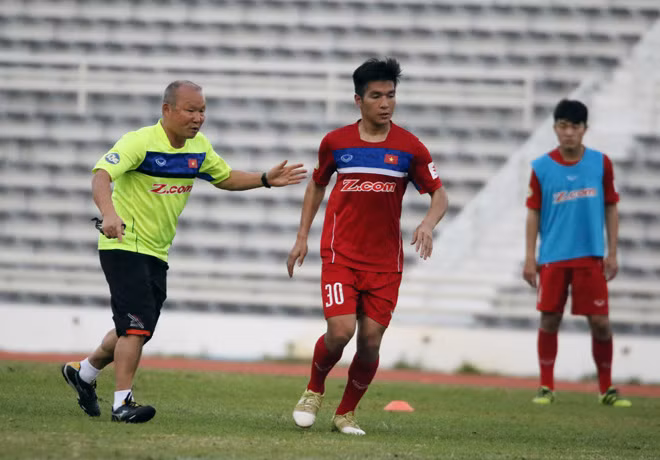 Ông Park (trái) đang căn chỉnh các động tác chuyên môn cho học trò.