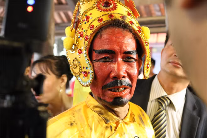 Người đóng vai chúa là cụ Lê Quang Toản, 69 tuổi. “Phải kiên trì qua làm quan rồi mới được lên làm vua, chúa, tôi và dòng họ rất tự hào khi được gửi gắm vai chúa năm nay”, cụ Toản chia sẻ.