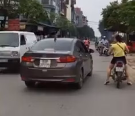 Nhóm đối tượng định giở trò đổi tiền trộm cắp của một người dân tại Ninh Hiệp (Gia Lâm, Hà Nội).