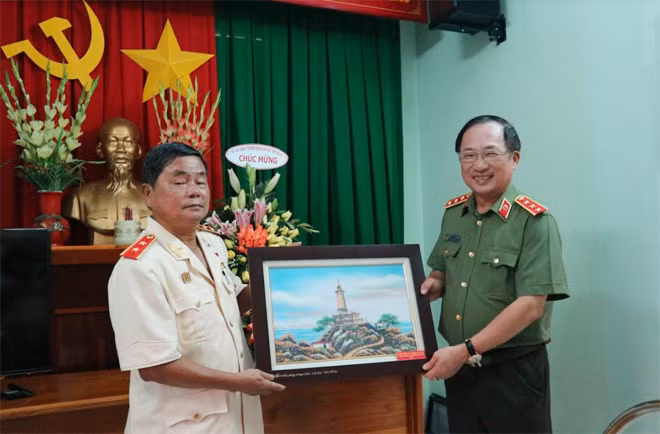 Thượng tướng Nguyễn Văn Thành tặng quà lưu niệm cho Phòng tưởng niệm