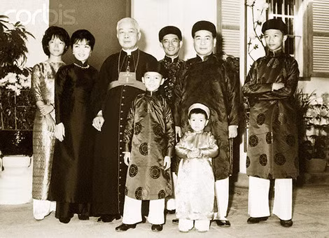 Từ trái qua: Trần Lệ Xuân (người đứng thứ 2), Ngô Đình Thục (người đứng thứ 3), Ngô Đình Nhu (người đứng thứ 5), Ngô Đình Diệm (người đứng thứ 6 phía sau).