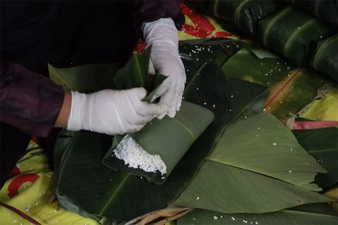 Người Tranh Khúc gói bánh bằng tay rất khéo, bánh chắc chắn, vuông vắn và đều tăm tắp.