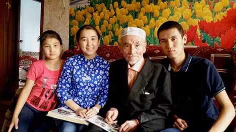Cụ ông Eliugazy Nurgaliev và các cháu.