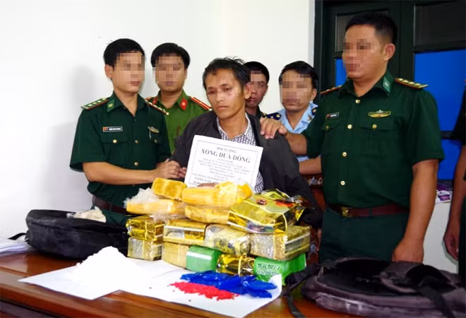 Xồng Dua Dóng cùng tang vật 10 kg ma túy đá và 20.000 viên ma túy tổng hợp. Xồng Dua Dóng cùng tang vật 10 kg ma túy đá và 20.000 viên ma túy tổng hợp.