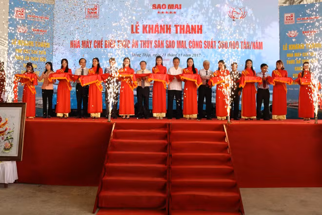 Các đại biểu cắt băng khánh thành Sao Mai Super Feed.