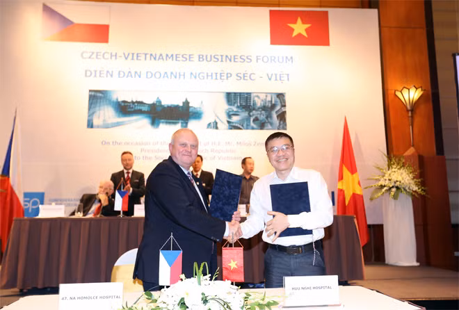 Lãnh đạo Bệnh viện Hữu Nghị (Việt Nam) và Bệnh viện NA Homolce (Czech) ký hợp tác phát triển dịch vụ y tế. Ảnh: VGP/Thành Chung. Lãnh đạo Bệnh viện Hữu Nghị (Việt Nam) và Bệnh viện NA Homolce (Czech) ký hợp tác phát triển dịch vụ y tế. Ảnh: VGP/Thành Chung.
